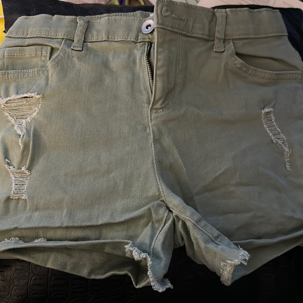 Place distressed‎ shorts